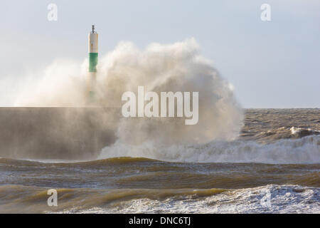 Aberystwyth, Pays de Galles, Royaume-Uni. Dec 22, 2013. Des coups de vent provoquer de très grosse mer sur le milieu de la côte du Pays de Galles. Des vagues énormes suriner les défenses de la mer à l'embouchure du port d'Aberystwyth. Credit : atgof.co/Alamy Live News Banque D'Images