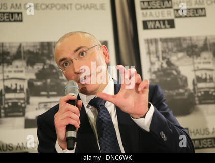 Berlin, Allemagne. Dec 22, 2013. Mikhaïl Khodorkovski tient une conférence de presse à la Musée du Mur de Berlin, à Berlin, Allemagne, le 22 décembre 2013 pour discuter de ses plans pour le futur, deux jours après qu'il fait l'objet d'une réhabilitation de la prison de Président russe Vladimir Poutine. Khodorkovski, 50, qui a été une fois l'homme le plus riche de Russie et a passé 10 ans en prison après avoir été reconnu coupable de fraude fiscale et de détournement de fonds, s'est rendu à Berlin le 20 décembre 2013. Il a été donné un visa d'un an par l'Allemagne. Photo : Photo : KAY NIETFELD/dpa/Alamy Live News Banque D'Images