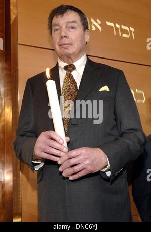 Fichier - un fichier photo datée du 09 novembre 2006 montre l'ancien Président du Congrès juif mondial, Edgar M. Bronfman, tenant une bougie dans Munich, Allemagne. L'homme politique, de l'entrepreneur et philanthrope est décédé le 21 décembre 2013 à New York à l'âge de 84 ans. Photo : IKG/SuccoMedia extérieure/dpa Banque D'Images