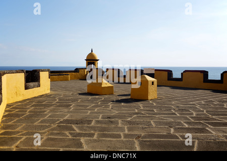 Vue sur l'océan Atlantique à partir de la plate-forme du haut de l'ancienne forteresse, Funchal, Madère Banque D'Images