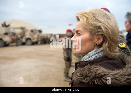 Mazar-e Sharif, en Afghanistan. Dec 22, 2013. Nouveau ministre allemand de la défense, Ursula von der Leyen lors de sa première visite aux troupes à Mazar-e Sharif, Afghanistan, le 22 décembre 2013. La visite a eu lieu qu'à l'OTAN et les autorités afghanes ont commencé à élaborer des plans de coopération après retrait des troupes. Photo : MAURIZIO GAMBARINI/dpa/Alamy Live News Banque D'Images