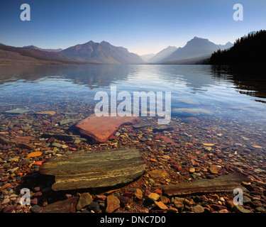 Des eaux cristallines du lac McDonald dans le Glacier National Park, Montana Banque D'Images