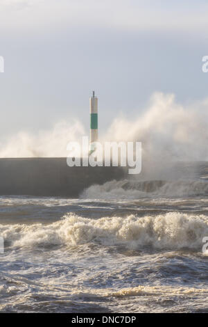 Aberystwyth, Pays de Galles, Royaume-Uni. Dec 22, 2013. Des coups de vent provoquer de très grosse mer sur le milieu de la côte du Pays de Galles. Des vagues énormes suriner les défenses de la mer à l'embouchure du port d'Aberystwyth. Credit : atgof.co/Alamy Live News Banque D'Images