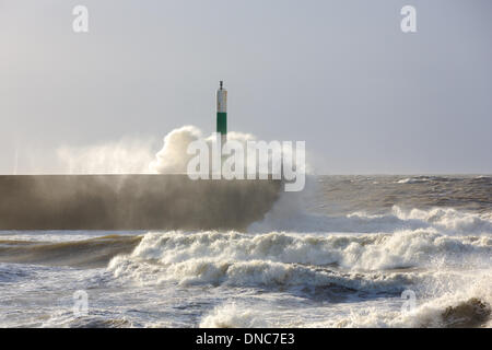 Aberystwyth, Pays de Galles, Royaume-Uni. Dec 22, 2013. Des coups de vent provoquer de très grosse mer sur le milieu de la côte du Pays de Galles. Des vagues énormes suriner les défenses de la mer à l'embouchure du port d'Aberystwyth. Credit : atgof.co/Alamy Live News Banque D'Images