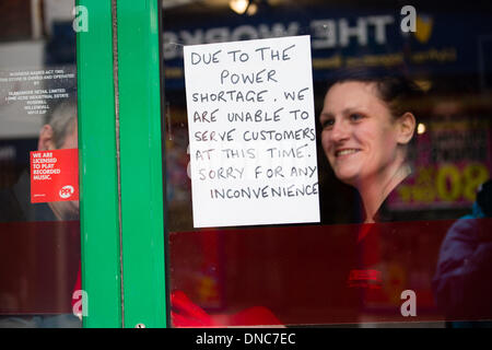 Pays de Galles Aberystwyth UK. Dec 22, 2013. Une coupure de courant à environ 12,45 caviardé les principales rues commerçantes d'Aberystwyth , poussant la plupart des magasins à proximité. Poundland seulement resté ouvert avec le personnel en route voir ce qu'ils achetaient. Un signe dans la fenêtre de la réception ouverte 24h Spar dépanneur, fermé à cause de la coupure de courant. Scottish Power, le fournisseur local, devrait avoir l'électricité rétablie par 15,00 ou 16,00 sources disent Crédit photo : Keith morris/Alamy Live News Banque D'Images