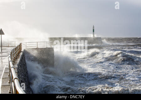 Aberystwyth, Pays de Galles, Royaume-Uni. Dec 22, 2013. Des coups de vent provoquer de très grosse mer sur le milieu de la côte du Pays de Galles. Des vagues énormes suriner les défenses de la mer à l'embouchure du port d'Aberystwyth. Credit : atgof.co/Alamy Live News Banque D'Images