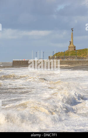 Aberystwyth, Pays de Galles, Royaume-Uni. Dec 22, 2013. Des coups de vent provoquer de très grosse mer sur le milieu de la côte du Pays de Galles. Des vagues énormes suriner les défenses de la mer à l'embouchure du port d'Aberystwyth. Credit : atgof.co/Alamy Live News Banque D'Images