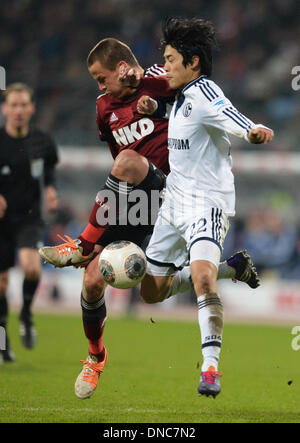 Nuremberg, Allemagne. Dec 21, 2013. Adam Hlousek Nuremberg (L) et Schalke's Atsuto Uchida rivalisent pour le ballon pendant le match de Bundesliga allemande entre 1. FC Nuremberg et le FC Schalke 04 au stade Grundig à Nuremberg, Allemagne, 21 décembre 2013. Photo : Timm Schamberger /afp/Alamy Live News Banque D'Images