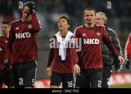 Nuremberg, Allemagne. Dec 21, 2013. Tomas Pekhart Nuremberg (L-R), Makoto Hasebe et Adam Hlousek quitter le terrain après la Bundesliga match entre 1. FC Nuremberg et le FC Schalke 04 au stade Grundig à Nuremberg, Allemagne, 21 décembre 2013. Photo : Timm Schamberger /afp/Alamy Live News Banque D'Images