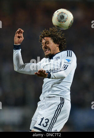 Nuremberg, Allemagne. Dec 21, 2013. Jermaine Jones du Schalke chefs la balle pendant la Bundesliga match entre 1. FC Nuremberg et le FC Schalke 04 au stade Grundig à Nuremberg, Allemagne, 21 décembre 2013. Photo : Timm Schamberger /afp/Alamy Live News Banque D'Images