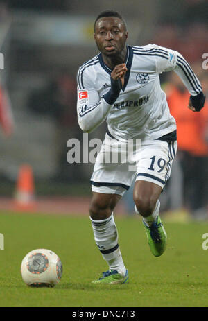 Nuremberg, Allemagne. Dec 21, 2013. Chinedu Obasi du Schalke chefs la balle pendant la Bundesliga match entre 1. FC Nuremberg et le FC Schalke 04 au stade Grundig à Nuremberg, Allemagne, 21 décembre 2013. Photo : Timm Schamberger /afp/Alamy Live News Banque D'Images