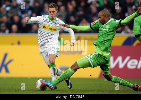 Moenchengladbach, Allemagne. Dec 22, 2013. Gladbach's Patrick Herrmann (L) et de Wolfsburg pour la vie Naldo ball au cours de la Bundesliga match Borussia Moenchengladbach entre VfL Wolfsburg et au Borussia Moenchengladbach en Parc, Allemagne, 22 décembre 2013. Photo : MARIUS BECKER (ATTENTION : En raison de la lignes directrices d'accréditation, le LDF n'autorise la publication et l'utilisation de jusqu'à 15 photos par correspondance sur internet et dans les médias en ligne pendant le match.)/dpa/Alamy Live News Banque D'Images