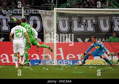 Moenchengladbach, Allemagne. Dec 22, 2013. L'Gladbach gardien Marc-andré ter Stegen (R) en action contre Wolfsburg's Maximilian Arnold au cours de la Bundesliga match Borussia Moenchengladbach entre VfL Wolfsburg et au Borussia Moenchengladbach en Parc, Allemagne, 22 décembre 2013. Photo : MARIUS BECKER (ATTENTION : En raison de la lignes directrices d'accréditation, le LDF n'autorise la publication et l'utilisation de jusqu'à 15 photos par correspondance sur internet et dans les médias en ligne pendant le match.)/dpa/Alamy Live News Banque D'Images