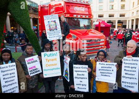 Londres, Royaume-Uni. Dec 22, 2013. Gay-militants des droits de l'homme dirigé par Peter Tatchell, militant chevronné en protestation contre Coca-Cola Covent Garden n'ait pas en tant que sponsor de l'Jeux olympiques d'hiver de Sotchi, de condamner la position de la Russie sur les droits de l'homme gay Crédit : Paul Davey/Alamy Live News Banque D'Images