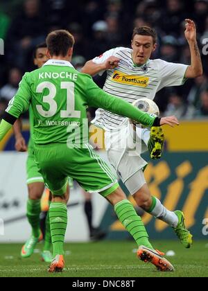 Moenchengladbach, Allemagne. Dec 22, 2013. Gladbach's Max Kruse (R) en action contre Wolfsburg's Robin Knoche durant la Bundesliga match Borussia Moenchengladbach entre VfL Wolfsburg et au Borussia Moenchengladbach en Parc, Allemagne, 22 décembre 2013. Photo : MARIUS BECKER (ATTENTION : En raison de la lignes directrices d'accréditation, le LDF n'autorise la publication et l'utilisation de jusqu'à 15 photos par correspondance sur internet et dans les médias en ligne pendant le match.)/dpa/Alamy Live News Banque D'Images