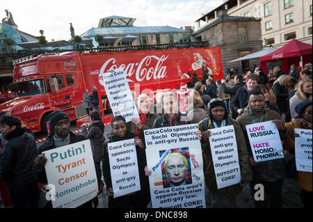 Covent Garden, Londres, Royaume-Uni. Dec 22, 2013. Les protestataires obèse dirigé par activiste des droits de l'homme Peter Tatchell a démontré dans un paniers de Covent Garden, Londres. Le groupe est contre Coco Cola parrainage officiel des Jeux Olympiques d'hiver qui aura lieu à Sotchi sur la toile de Poutine, les lois anti-gay Crédit : Lee Thomas/Alamy Live News Banque D'Images