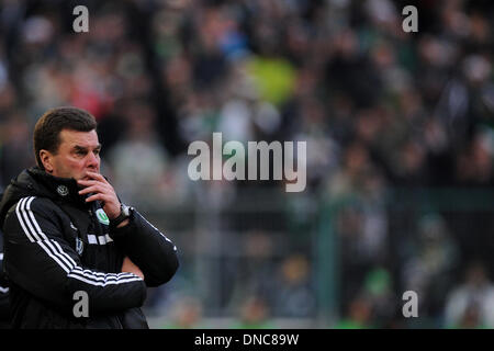 Moenchengladbach, Allemagne. Dec 22, 2013. L'entraîneur-chef Wolfsburg Dieter Hecking réagit au cours de la Bundesliga match Borussia Moenchengladbach entre VfL Wolfsburg et au Borussia Moenchengladbach en Parc, Allemagne, 22 décembre 2013. Photo : MARIUS BECKER (ATTENTION : En raison de la lignes directrices d'accréditation, le LDF n'autorise la publication et l'utilisation de jusqu'à 15 photos par correspondance sur internet et dans les médias en ligne pendant le match.)/dpa/Alamy Live News Banque D'Images