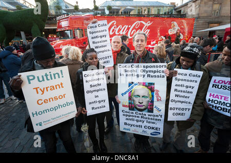 Covent Garden, Londres, Royaume-Uni. Dec 22, 2013. Les protestataires obèse dirigé par activiste des droits de l'homme Peter Tatchell a démontré dans un paniers de Covent Garden, Londres. Le groupe est contre Coco Cola parrainage officiel des Jeux Olympiques d'hiver qui aura lieu à Sotchi sur la toile de Poutine, les lois anti-gay Crédit : Lee Thomas/Alamy Live News Banque D'Images