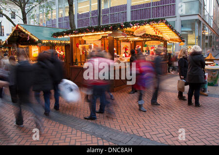 Birmingham, Royaume-Uni, le 20 décembre 2013.Au cours du week-end, des milliers d'acheteurs ont visité le marché allemand de Noël de Birmingham, à New Street, Centorary Square et Chamberlain Square.Officiellement connu par le conseil municipal sous le nom de marché de Noël de Francfort, l'extravagance commerciale saisonnière est maintenant la pièce maîtresse du calendrier festif de la ville.Le dernier week-end précédant le jour de Noël est considéré comme le plus grand week-end de vente au détail de l'année.Les détaillants s'efforcent d'attirer les clients dans les magasins et d'encourager les dépenses. Banque D'Images