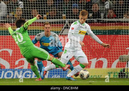 Moenchengladbach, Allemagne. Dec 22, 2013. De Wolfsburg Diego (L) marque le 0-1 contre Gladbach's gardien Marc-andré ter Stegen (M) à côté de Gladbach's Oscar Wendt au cours de la Bundesliga match Borussia Moenchengladbach entre VfL Wolfsburg et au Borussia Moenchengladbach en Parc, Allemagne, 22 décembre 2013. Photo : MARIUS BECKER (ATTENTION : En raison de la lignes directrices d'accréditation, le LDF n'autorise la publication et l'utilisation de jusqu'à 15 photos par correspondance sur internet et dans les médias en ligne pendant le match.)/dpa/Alamy Live News Banque D'Images