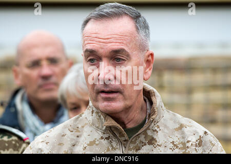 Masar-e Sharif, en Afghanistan. Dec 22, 2013. Le général américain Joseph Dunford, Commandant suprême des troupes de la FIAS en Afghanistan, parle au Camp Marmal à Masar-e-Sharif, en Afghanistan, le 22 décembre 2013. Photo : Maurizio Gambarini/dpa/Alamy Live News Banque D'Images