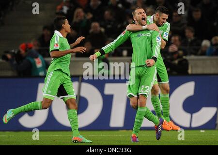 Moenchengladbach, Allemagne. Dec 22, 2013. Wolfsburg Luiz Gustavo (L-R), scorer Bas Dost et Daniel Caligiuri célébrer les 2-2 but durant le match Bundesliga allemande entre Borussia Moenchengladbach et VfL Wolfsburg au Borussia Moenchengladbach en Parc, Allemagne, 22 décembre 2013. Photo : MARIUS BECKER (ATTENTION : En raison de la lignes directrices d'accréditation, le LDF n'autorise la publication et l'utilisation de jusqu'à 15 photos par correspondance sur internet et dans les médias en ligne pendant le match.)/dpa/Alamy Live News Banque D'Images