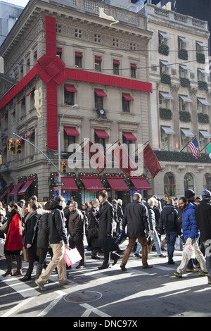 Des foules de gens boutique de la 5ème avenue pendant la saison de vacances. (Cartier dans son meilleur Noël dans l'arrière-plan.) Banque D'Images