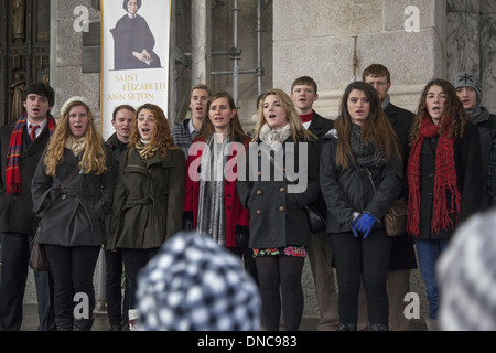 Jeune Groupe de Carolers de Noël sur les marches de la cathédrale Saint Patrick chanter pour les passants. Banque D'Images