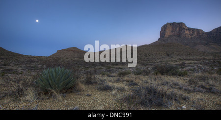 Cette montre panaroma Guadalupe Peak à Guadalupe Mountains National Park tôt le matin avant le lever du soleil. Banque D'Images