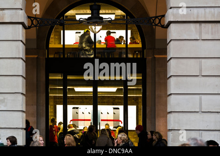 Les gens à l'Apple Store de Covent Garden, Londres, Angleterre Banque D'Images