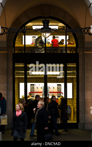 Les gens à l'Apple Store de Covent Garden, Londres, Angleterre Banque D'Images