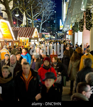 Berlin, Allemagne. Dec 22, 2013. Les gens se promener le long d'une rue commerçante, à Berlin, Allemagne, 22 décembre 2013. Lors de la dernière vente ouvert du dimanche avant Noël, les détaillants de l'espoir pour de bonnes ventes. Photo : SPATA OLE/dpa/Alamy Live News Banque D'Images