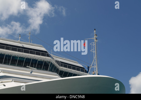 Bateau de croisière close-up avec ciel & nuages contraste. Banque D'Images