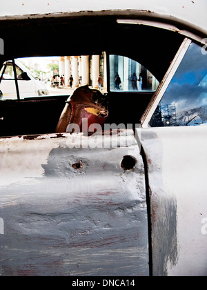 Voir à travers les fenêtres d'une vieille voiture vintage cubain Banque D'Images