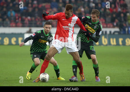 Mainz, Allemagne. 14 Décembre, 2013. La maxime de Mayence Choupo-Moting (M) convoite la la balle avec l'Moenchengladbach Julian Korb (L) et Christoph Kramer au cours de la Bundesliga match entre 1. FSV Mainz 05 Borussia Moenchengladbach et à l'arène de la Coface à Mainz, Allemagne, 14 décembre 2013. Photo : Fredrik von Erichsen/dpa/Alamy Live News Banque D'Images