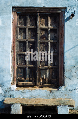 Vieilles portes en bois situé dans un mur en ruine de lavage bleu Banque D'Images