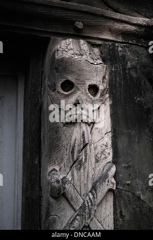 Macabre sculpture en bois à l'aître Saint-Maclou (ancien charnier), Rouen, Haute-Normandie, France Banque D'Images