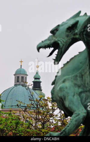 Dragon de bronze à la fin de la Triple Bridge, un pont routier traverse la rivière Ljubljanica, Ljubljana, Slovénie Banque D'Images