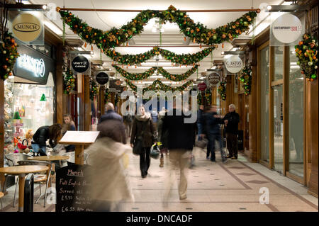 Manchester, UK. 22 décembre 2013. Les acheteurs de Noël passé à pied des magasins indépendants dans un petit centre commercial au cours de la période conduisant jusqu'à la période des fêtes. Les deux chaînes de magasins indépendants et attirer les clients à l'approche du grand jour. Credit : Russell Hart/Alamy Live News Banque D'Images