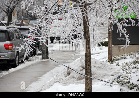 Toronto, Canada. Dec 22, 2013. La tempête majeure et la pluie a causé des lignes électriques tombées et des conditions glissantes dans midtown Toronto. Credit : CharlineXia/Alamy Live News Banque D'Images