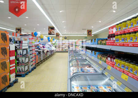 Rayonnage supermarché Aldi de l'intérieur à Chester Banque D'Images