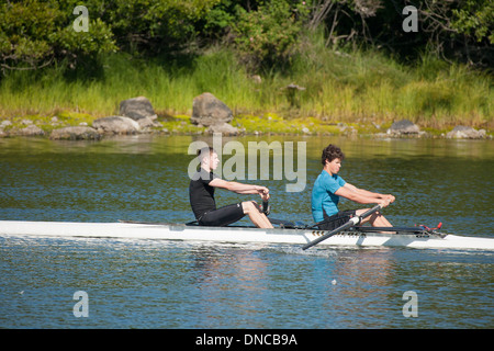 Lycée de garçons de la formation de l'équipe d'aviron de godille sur Lagoon-Victoria d'Esquimalt, en Colombie-Britannique, Canada. Banque D'Images