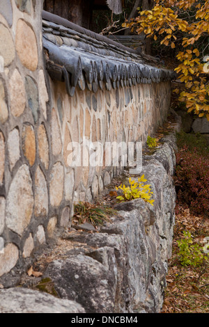 La GIWA (tuiles terre cuite) utilisé sur mur de pierre traditionnel style Hanok clôture - Gyeongju, Corée du Sud Banque D'Images