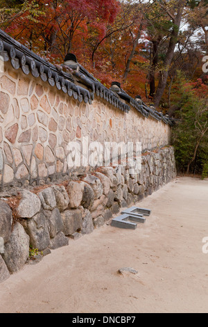 La GIWA (tuiles terre cuite) utilisé sur mur de pierre traditionnel style Hanok clôture - Gyeongju, Corée du Sud Banque D'Images