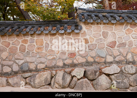 Mur de pierre clôture dans le style Hanok traditionnels - Gyeongju, Corée du Sud Banque D'Images