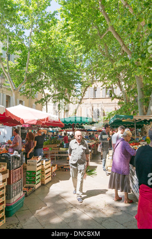 Man marche à travers le marché en plein air à Aix en Provence, France, Europe Banque D'Images