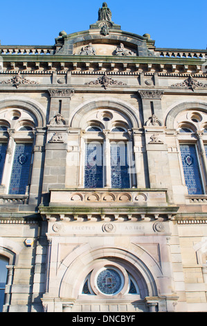 Vue détaillée de l'ancien hôtel de ville Victorienne, construite en 1868, à Gateshead, Angleterre du Nord-Est UK Banque D'Images