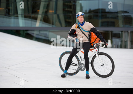 Sac messager cycliste avec des hommes assis sur location Banque D'Images