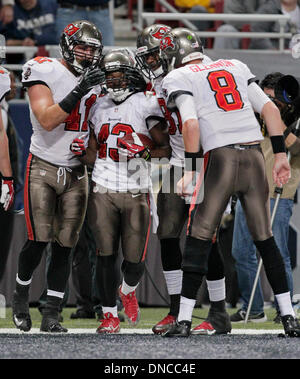 St Louis, Missouri, USA. Dec 22, 2013. DANIEL WALLACE | fois.Tampa Bay Buccaneers tournant retour Bobby Rainey (43) célèbre son premier trimestre avec touchdown fullback Erik Lorig (41), tight end Timothy Wright (81) et le quart-arrière Mike Glennon (8) contre le Saint Louis Rams à l'Edward Jones Dome à St Louis le Dimanche, Décembre 22, 2013. © Daniel Wallace/Tampa Bay Times/ZUMAPRESS.com/Alamy Live News Banque D'Images