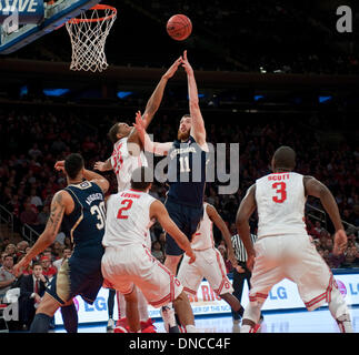 New York, New York, USA. Dec 21, 2013. Notre Dame center Garrick Sherman (11) tire sur l'état de l'Ohio Amir Williams (23) dans la première moitié au cours de la classique entre les Gotham BlackRock Notre Dame Fighting Irish et l'Ohio State Buckeyes au Madison Square Garden de New York. Credit : csm/Alamy Live News Banque D'Images